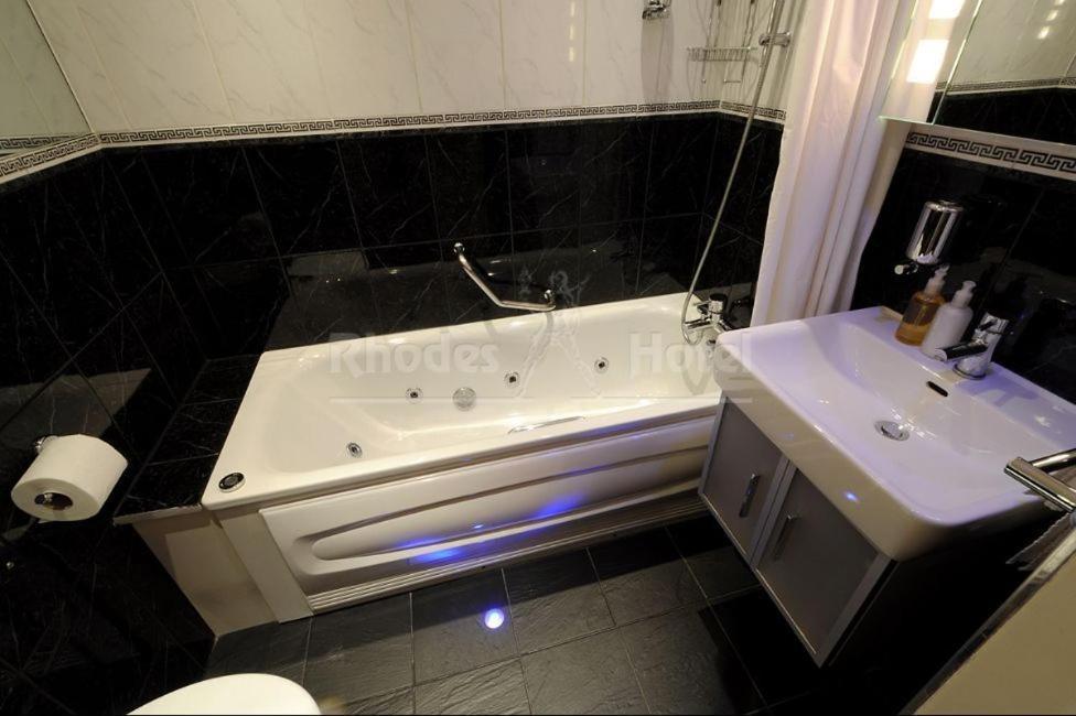 Rhodes Hotel London Bagian luar foto