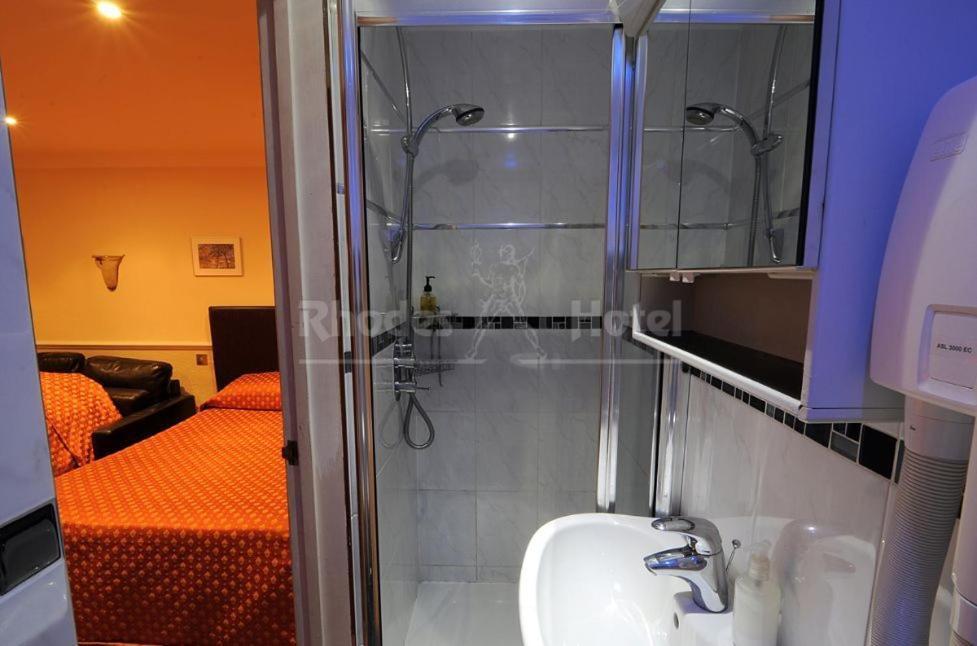 Rhodes Hotel London Bagian luar foto